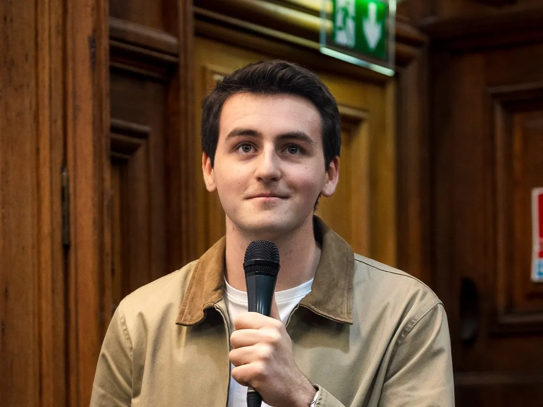 Mayeul Rougevin, micro en main, lors de sa conférence à la Sorbonne en avril 2025.